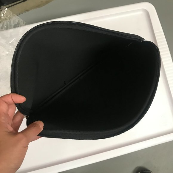 NWT GUESS Neoprene Laptop Notebook Sleeve Slip Pouch Case, fits up to 13.5" - Picture 2 of 4